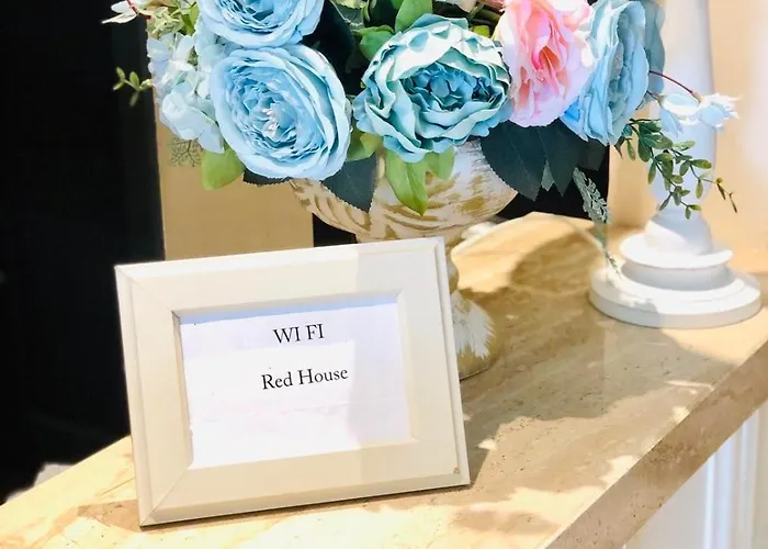 招待所 Red House Family 拉夫达