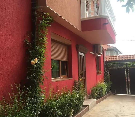 招待所 Red House Family 拉夫达