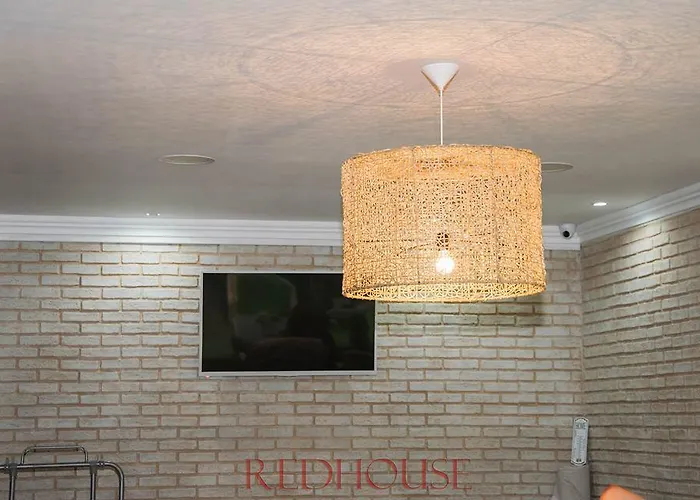 招待所 Red House Family 拉夫达