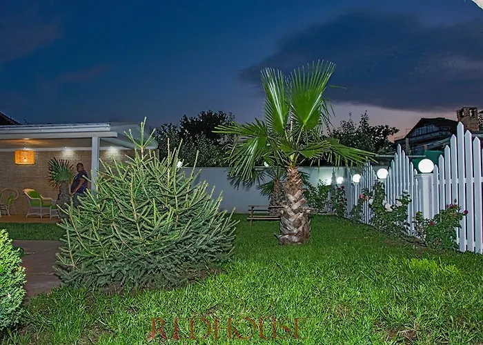 Red House Family 招待所 *